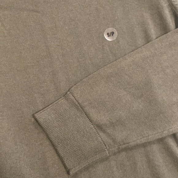 New Men’s Long-sleeved, V-neck Forest Green Sweater. - Picture 3 of 3